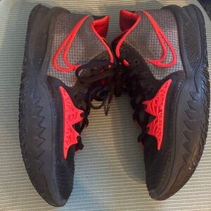 Men’s Kyrie low 4 bred size 9.5 in Men’s